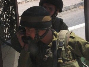 soldado-israelí-verificando-datos soldado-israelí-verificando-datos