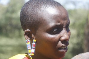 mujer-masai-oreja-adornada mujer-masai-oreja-adornada