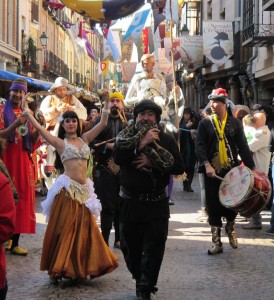 Don Quijote y Sancho por las calles de Alcalá.