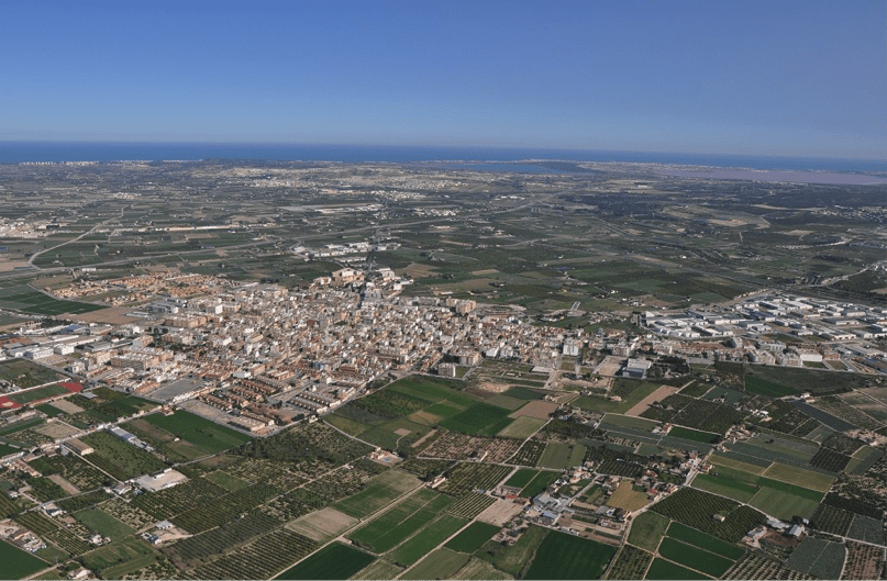 Foto 1. Foto aérea del casco urbano y la Huerta de Almoradí, con el mar al fondo. Fuente: Web http://ppalmoradi.org/desconocimiento_almoradi_otros_partidos/ 
