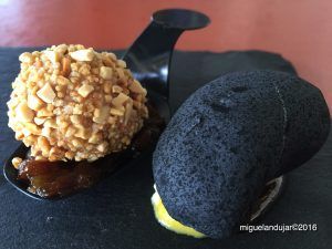 Bombón de Foie y Turrón sobre cama de Cebolla Carmelizada acompañado de Falsa Piedra. Cafetería Restaurante Ciudad Deportiva de Almoradí.