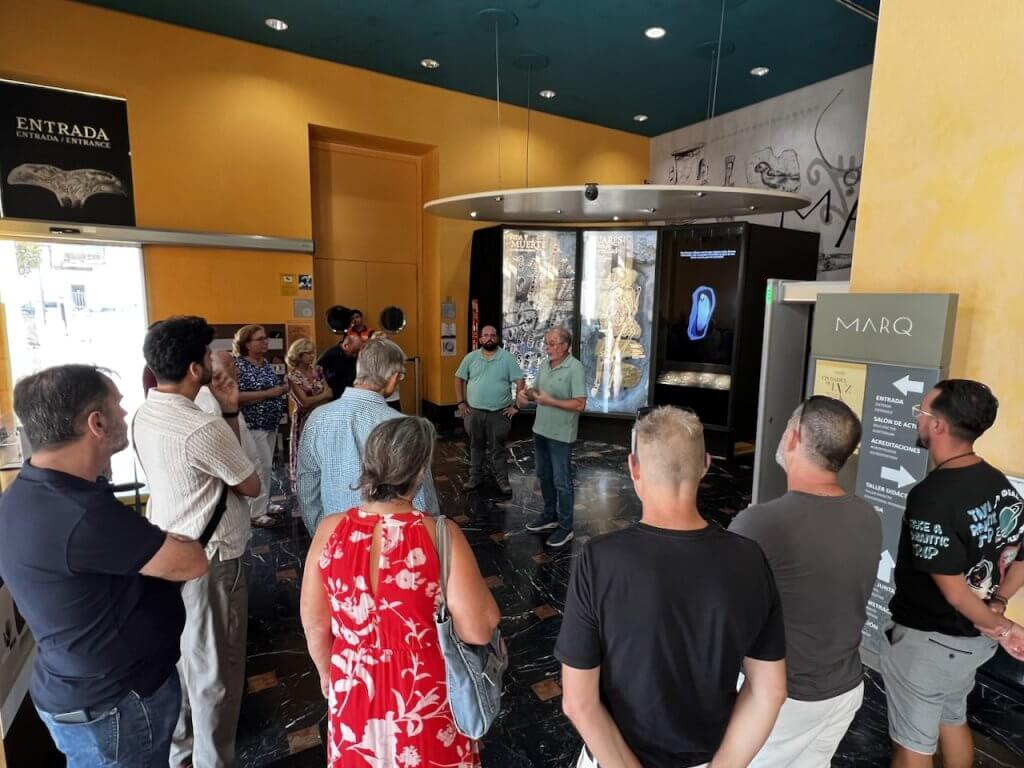 Grupo de visitantes del Círculo Monárquico de Alicante en la exposición MARQ Alicante