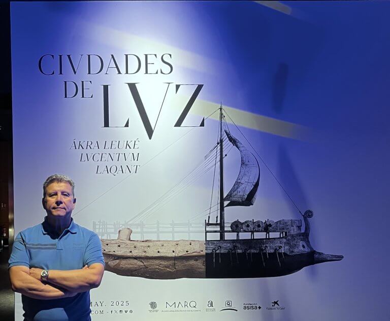 Miguel Andujar en el photocall de la exposición