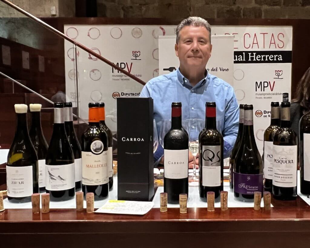 Miguel Andujar con los vinos catados en el Castillo de Peñafiel