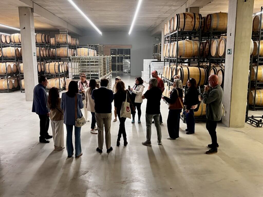 Visitantes en la sala de barricas