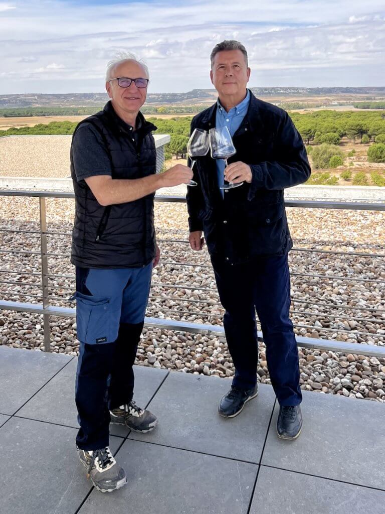 Miguel Andujar con Pedro Aibar, director general de la Bodega Tr3sMano