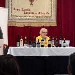 Sarah Jane Evans con los vinos catados