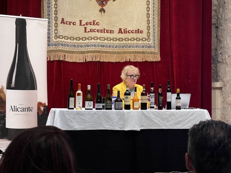 Sarah Jane Evans con los vinos catados