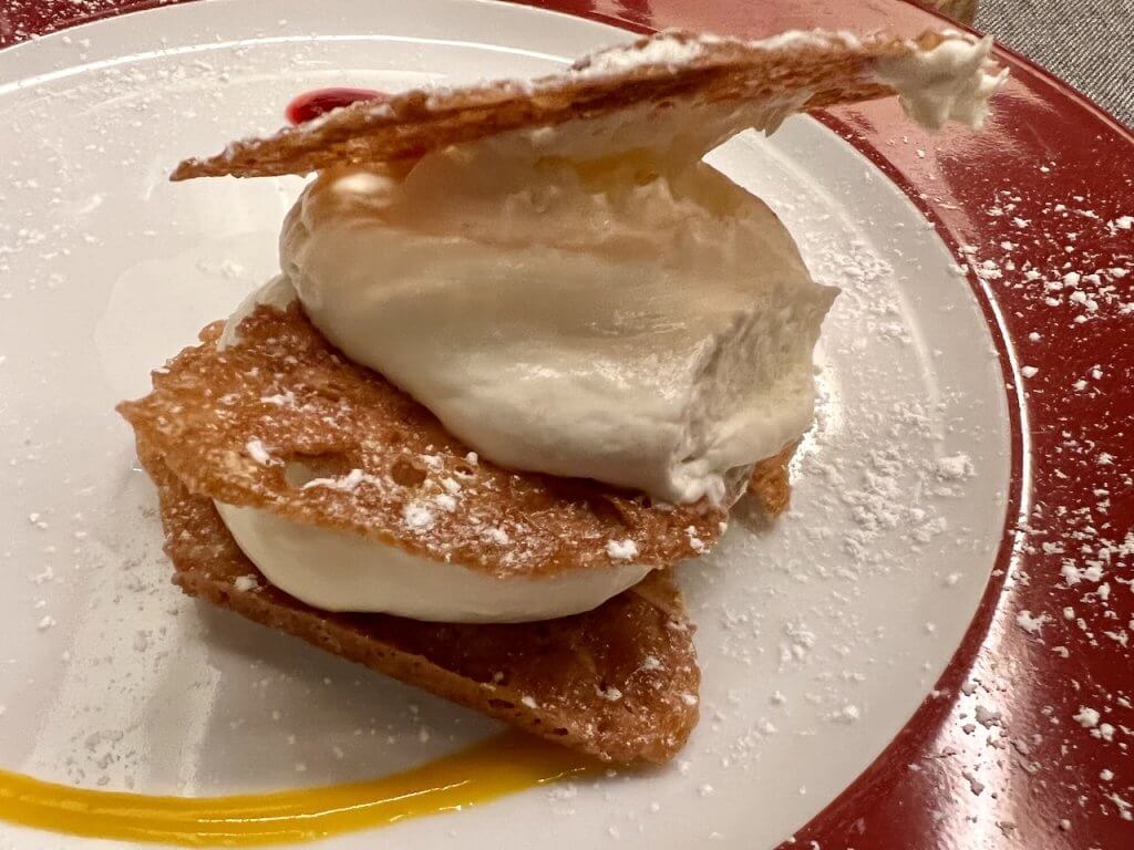 Crujiente de almendras con queso mascarpone