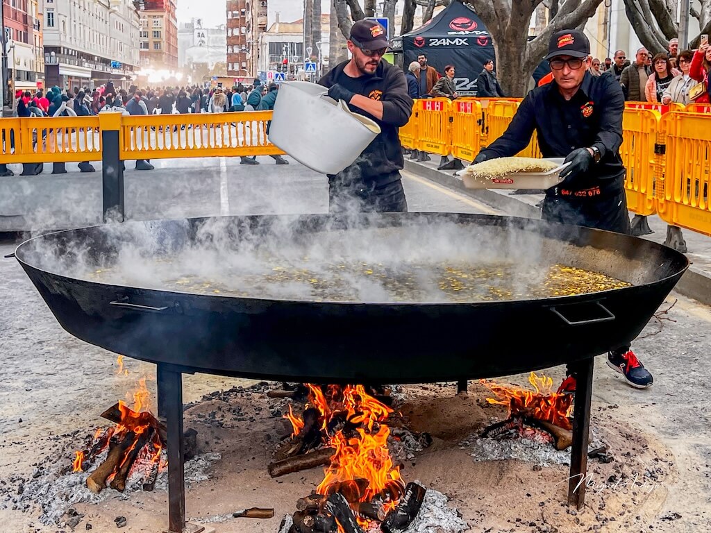 El fuego de leña, el vapor y el arroz: la paella gigante en plena ebullición. Congreso Nacional de la Alcachofa de Almoradí