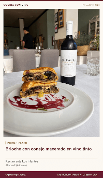 Brioche con conejo macerado en vino tinto