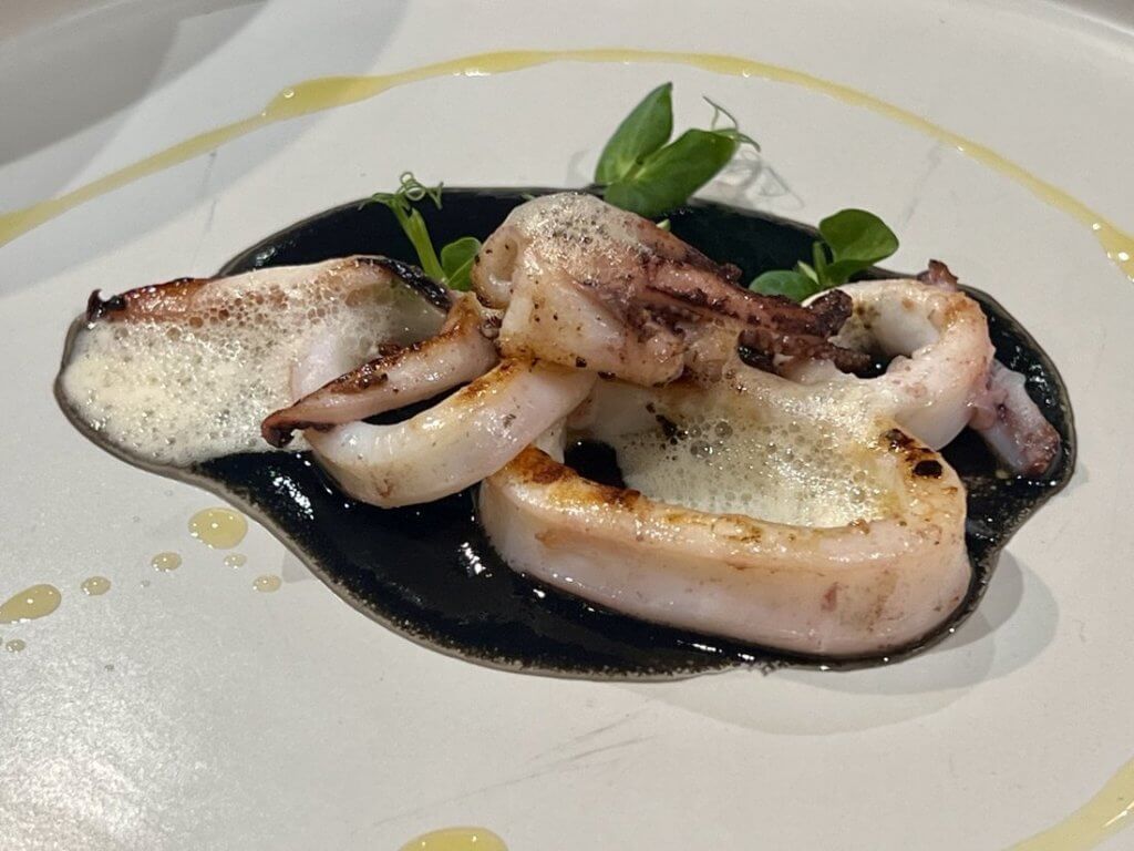 Calamar encebollado con aires de vino blanco al estilo tabarquino., la propuesta de La Muralla (Isla de Tabarca).