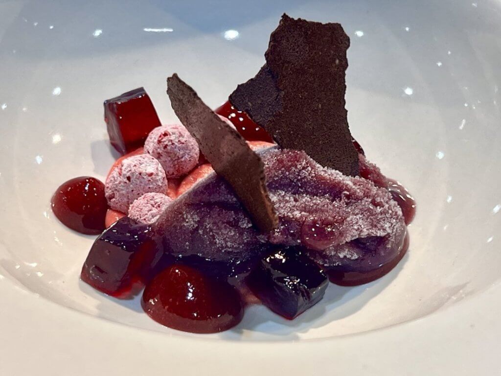 «Viña Floral», con sorbete, gominolas y teja de cacao y vino.